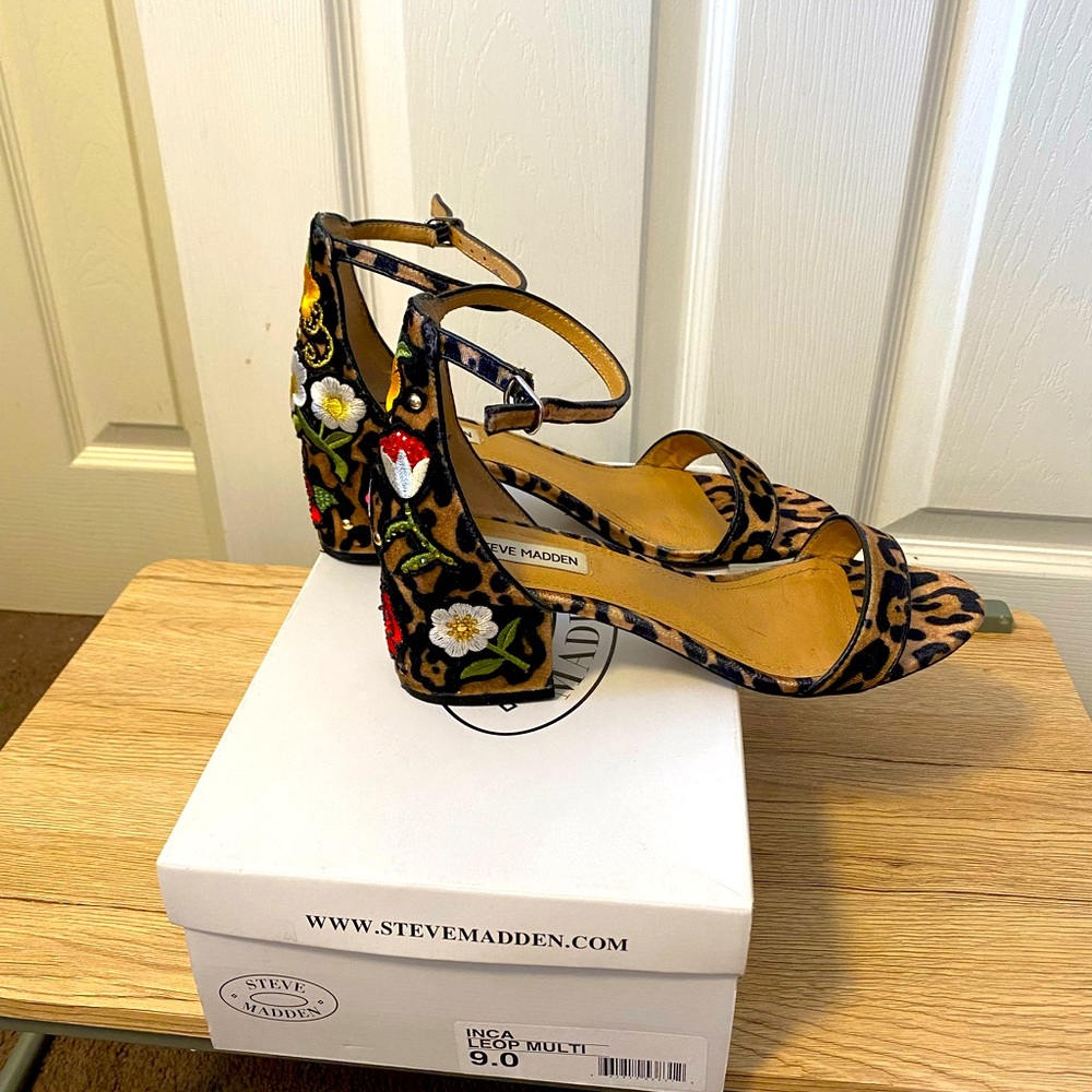 Beautiful Steve Madden, Embroidered Block Heel!